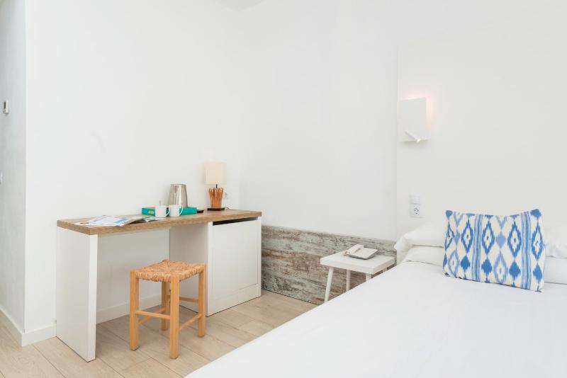 Twin Room with City View image 1