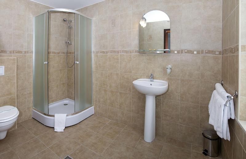 Twin Room image 4
