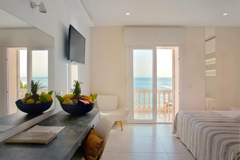 Double or Twin Room with Sea View image 3