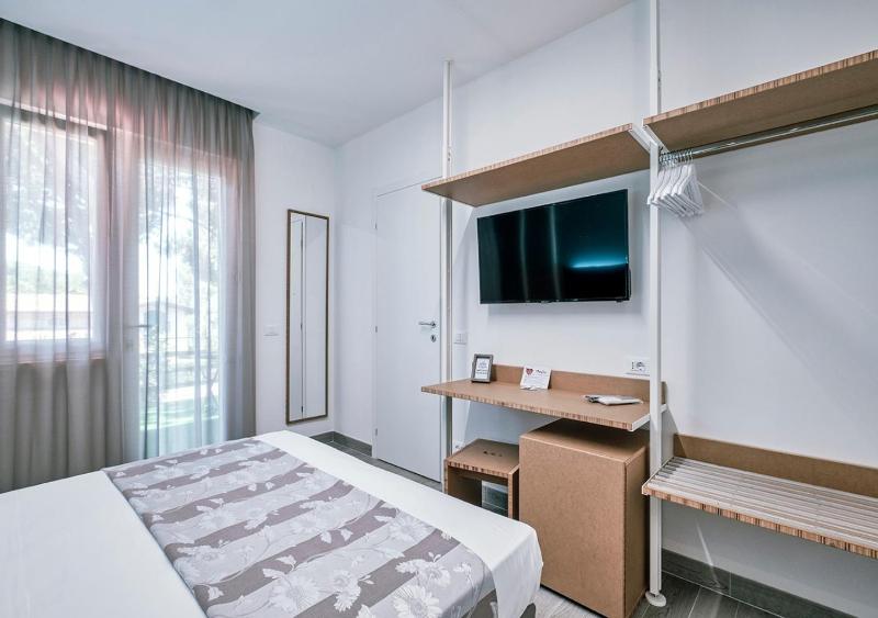 Superior Double Room with Balcony image 3
