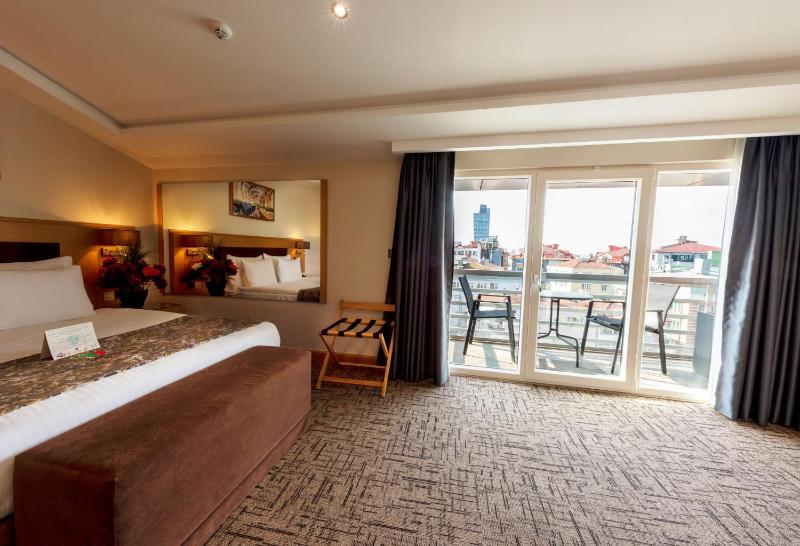 Deluxe Double Room with Balcony image 2