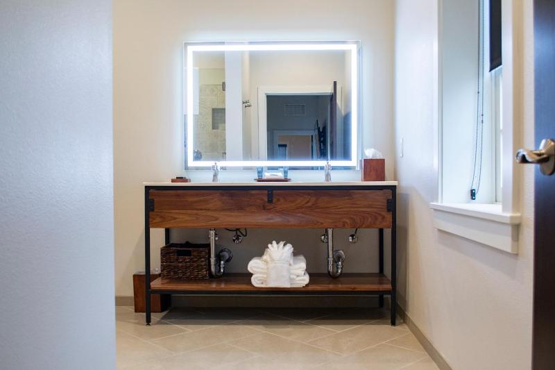 Deluxe Queen Suite image 2