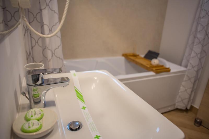 Deluxe Double Room with Balcony image 2