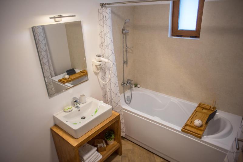Deluxe Double Room with Balcony image 3