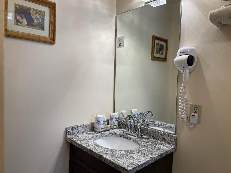 Economy Queen Room, Private Bathroom image 2