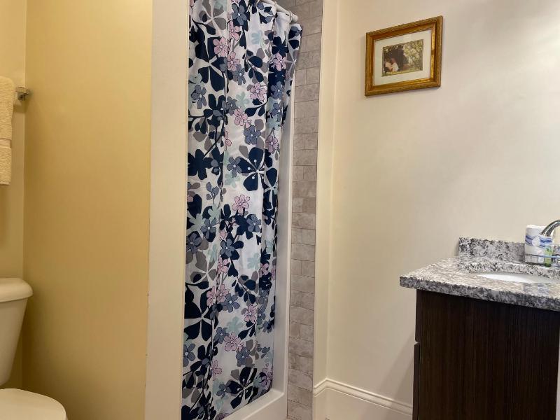 Economy Queen Room, Private Bathroom image 3