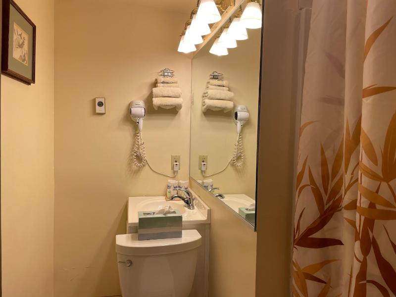 Economy Double Room, Private Bathroom image 2
