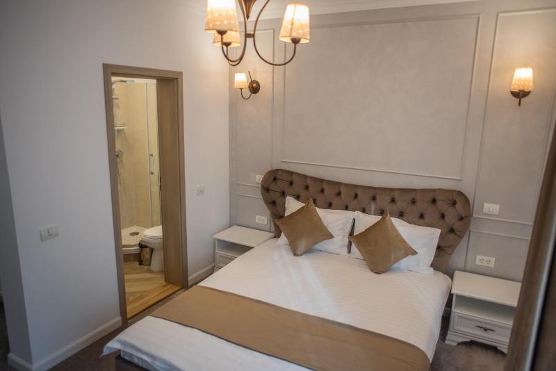 Deluxe Double Room with Balcony image 2
