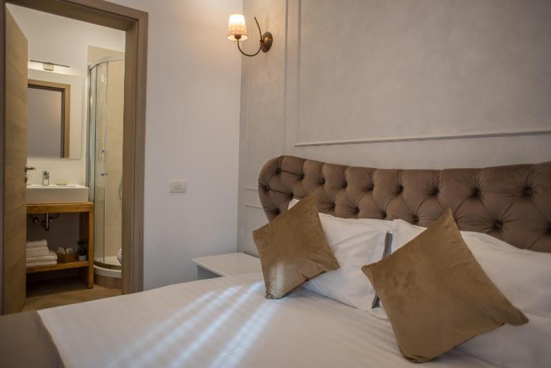 Deluxe Double Room with Balcony image 4