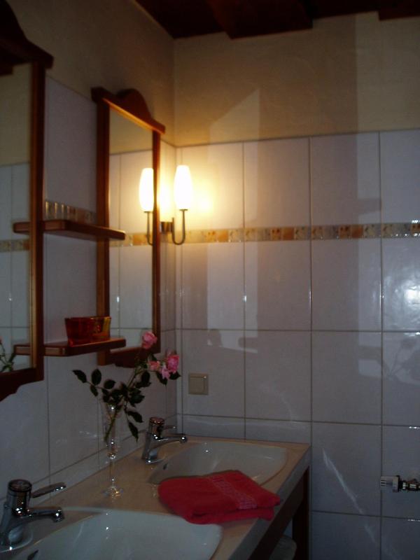Comfort Two-Bedroom Apartment with Balcony image 4