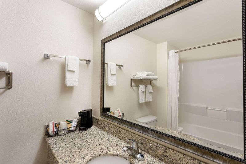 King Room - Disability Access - Non-Smoking image 3