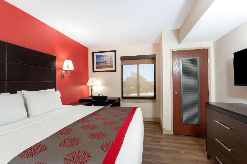 King Suite with Two King Beds - Non-Smoking image 3
