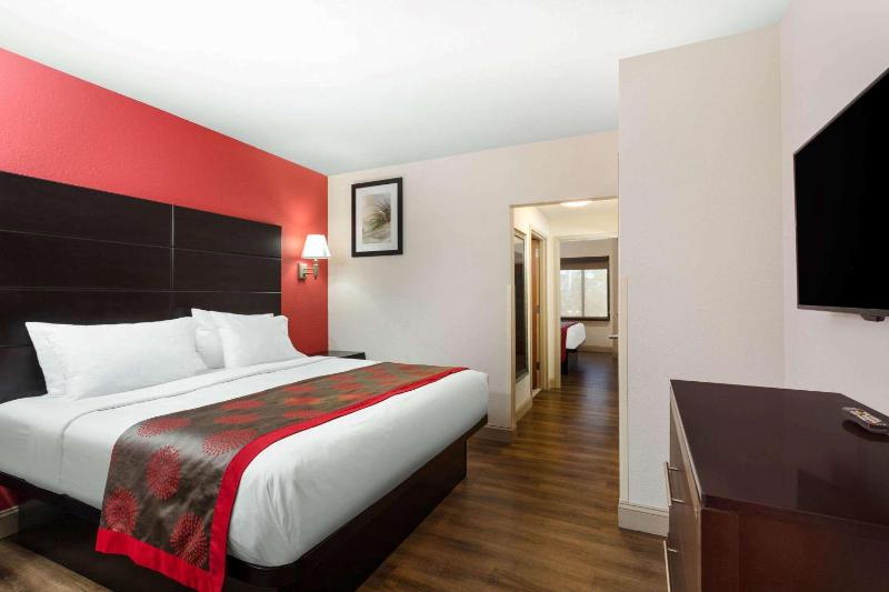King Suite with Two King Beds - Non-Smoking image 2