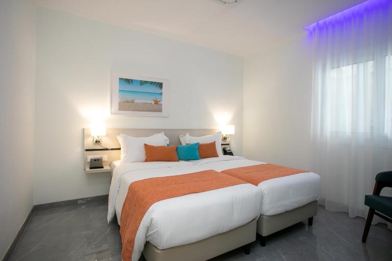 Suite with Queen Bed and Kitchen - Non-Smoking image 3