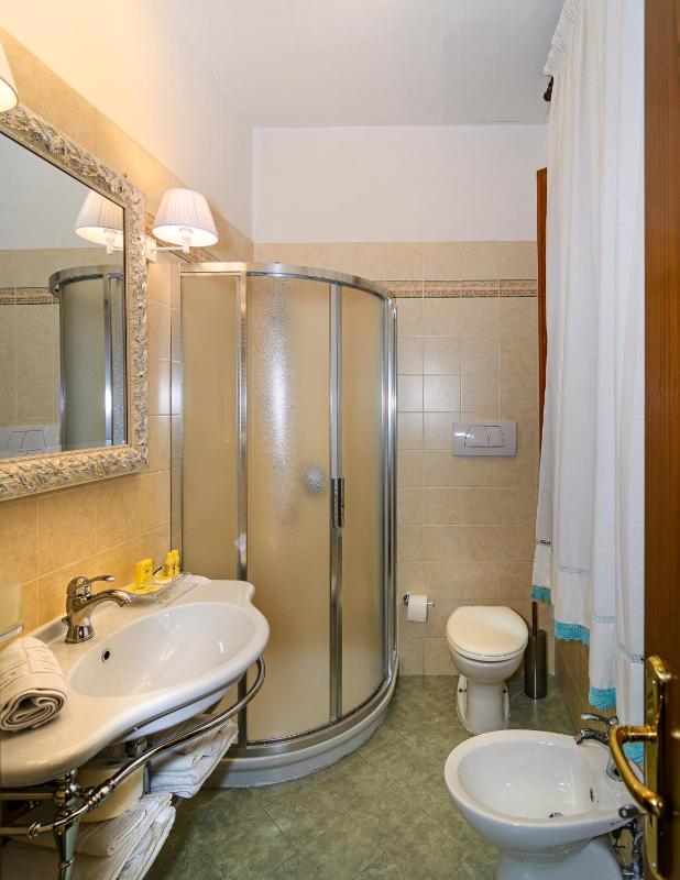 Large Double Room image 3
