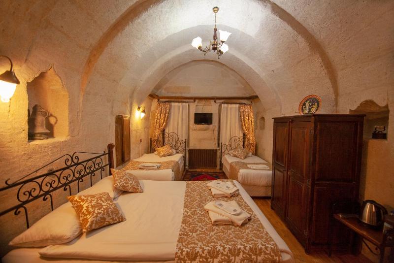 Standard Quadruple Room image 3
