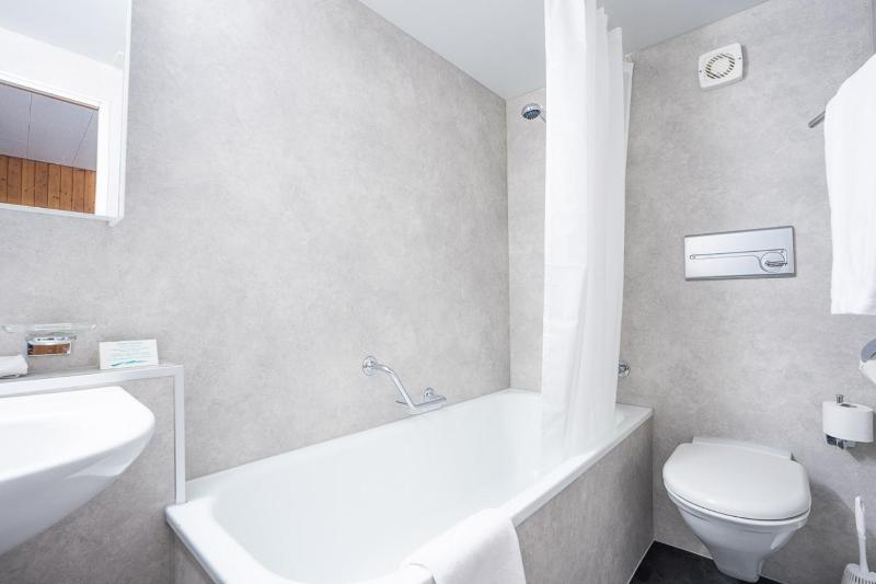 Double Room with Balcony image 2