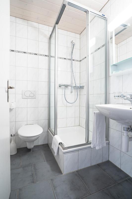 Single Room with Bathroom image 3