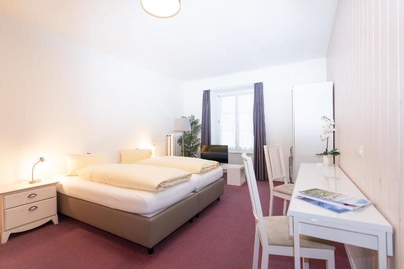 Double Room image 3
