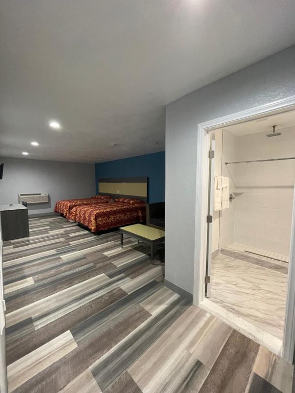 Queen Room with Two Queen Beds image 2