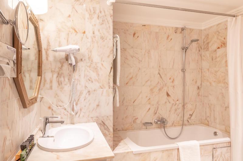 Superior Twin or Double Room image 3