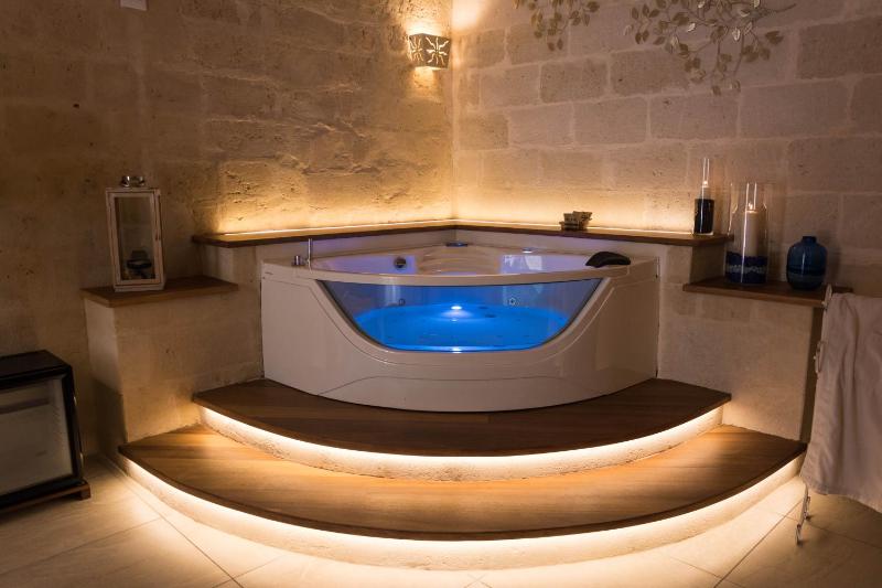 Suite with Spa Bath image 4