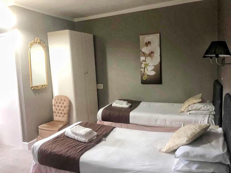 Twin Room image 1