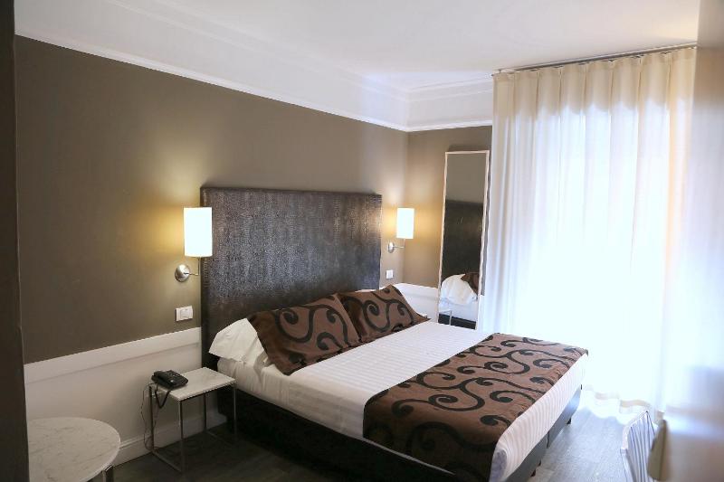 Double Room with Balcony image 3