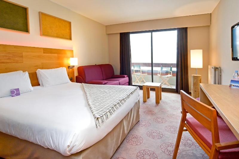 Standard Double Room with Sofa and Balcony image 3
