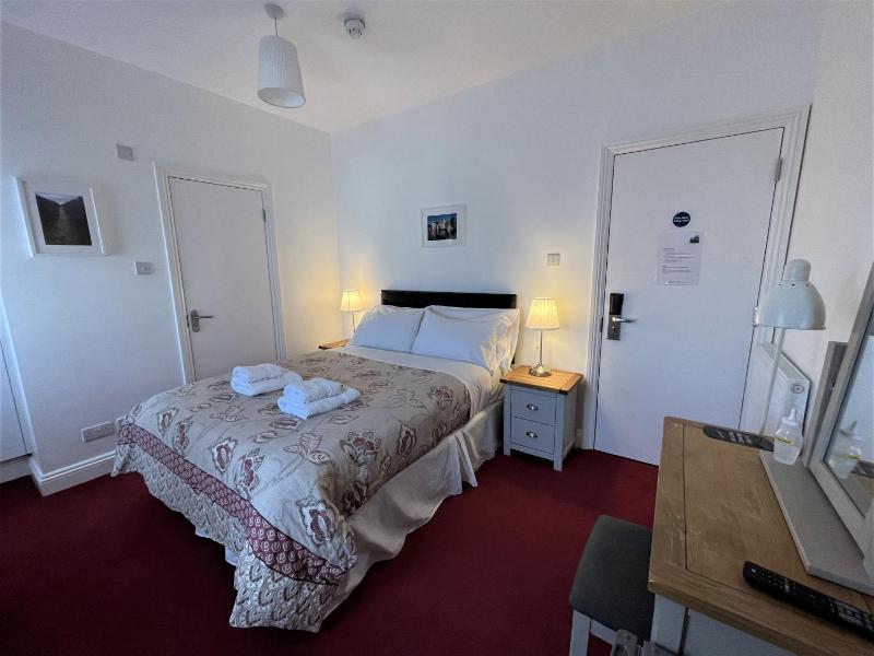 Standard Double Room image 3