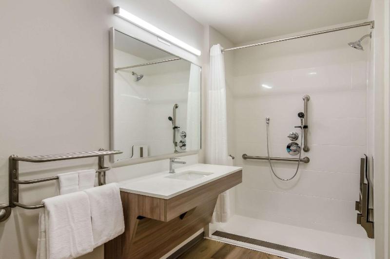 Queen Room with Roll-In Shower - Accessible/Non-Smoking image 4