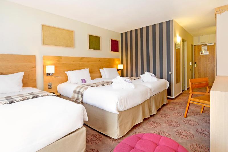 Standard Triple Room with Balcony image 3