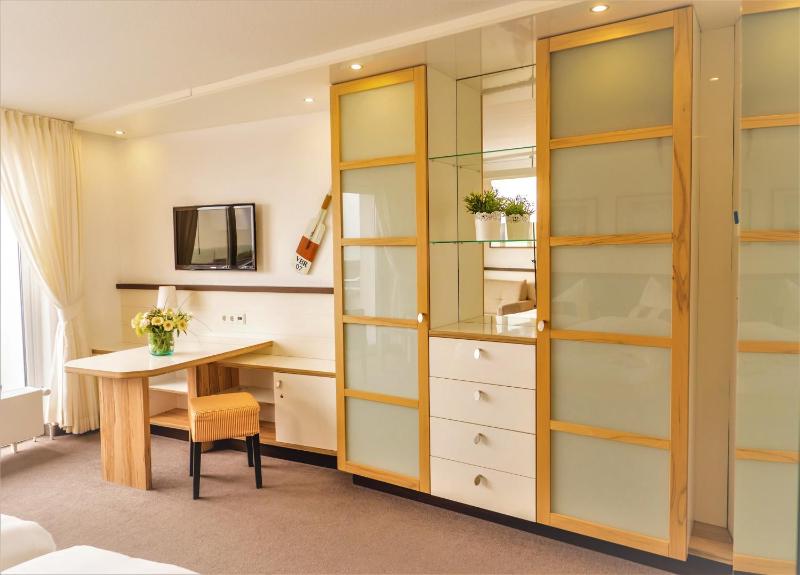 Double Room with Balcony and Lake View image 3