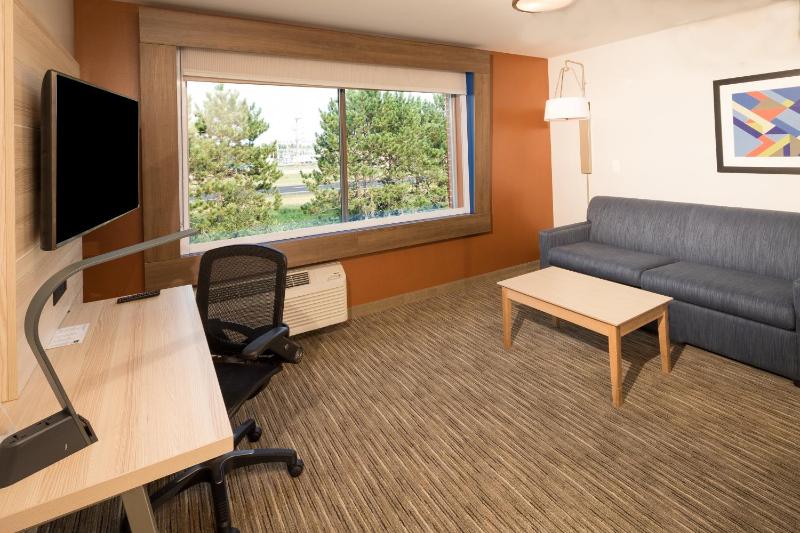 King Suite - Non-Smoking image 4