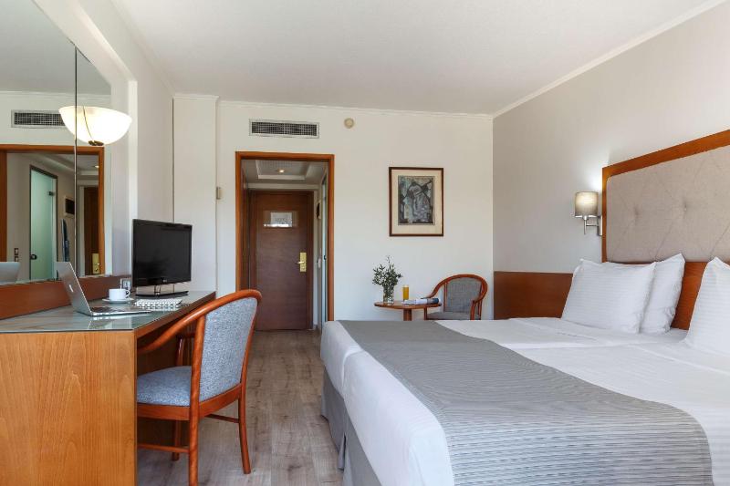 Double Room with Two Single Beds and Pool View - Non-Smoking image 4
