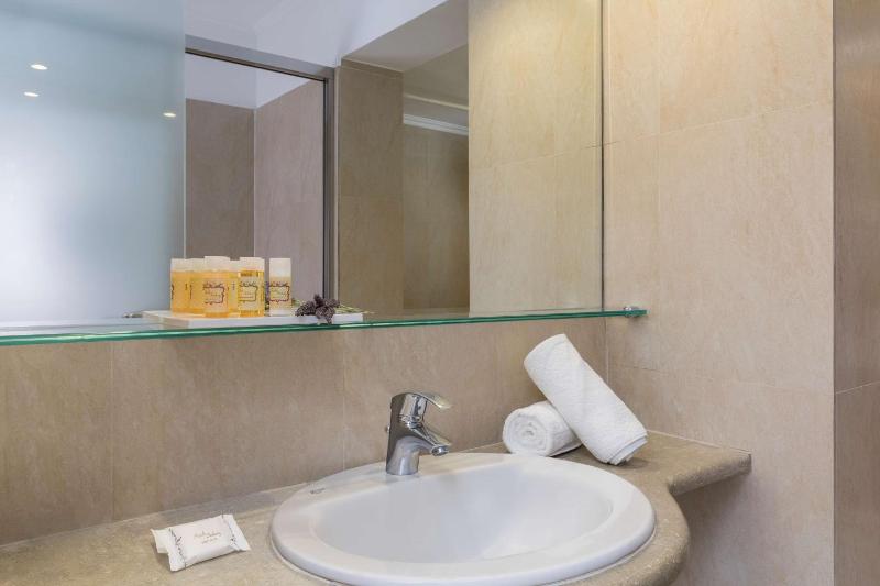 Double Room with Queen Bed and City View - Non-Smoking image 4