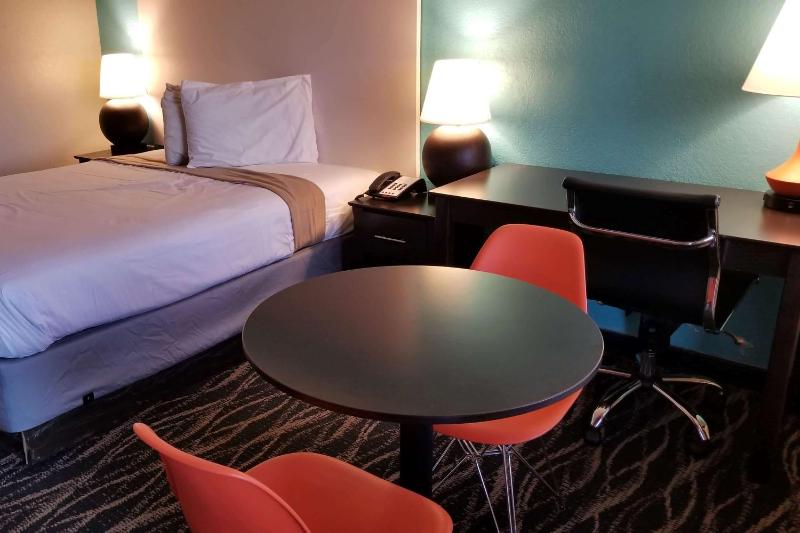 Howard Johnson by Wyndham Houston Hobby Airport - image 38