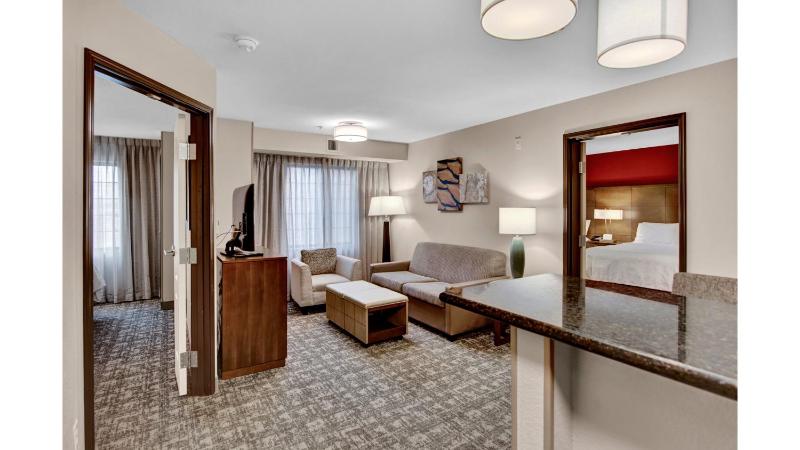 Two Bedroom Suite with One Queen Bed and Two Double Beds - Non-Smoking image 4