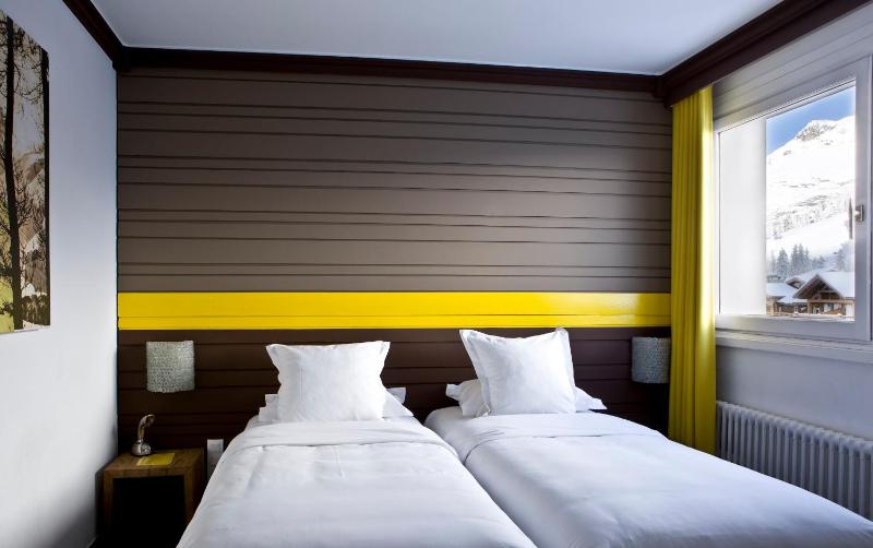 Double Room with Bath with City View image 3