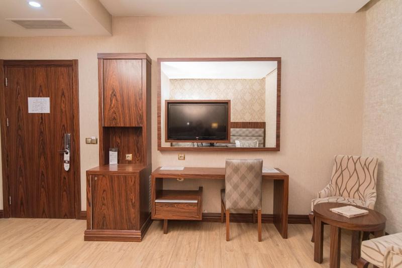 Deluxe Suite with Spa Bath image 2