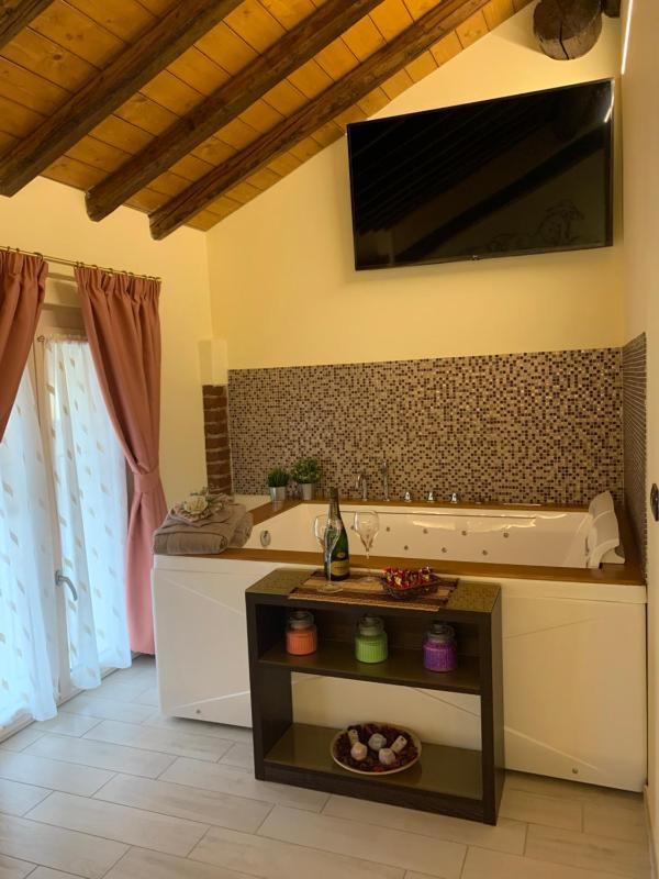 Double Room with Spa Bath image 4