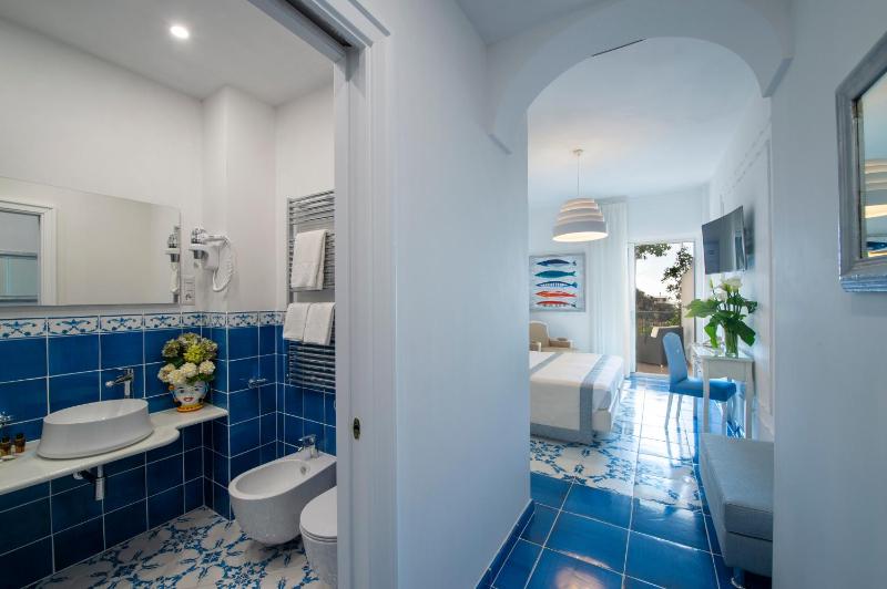 Deluxe Double Room with Sea View image 3