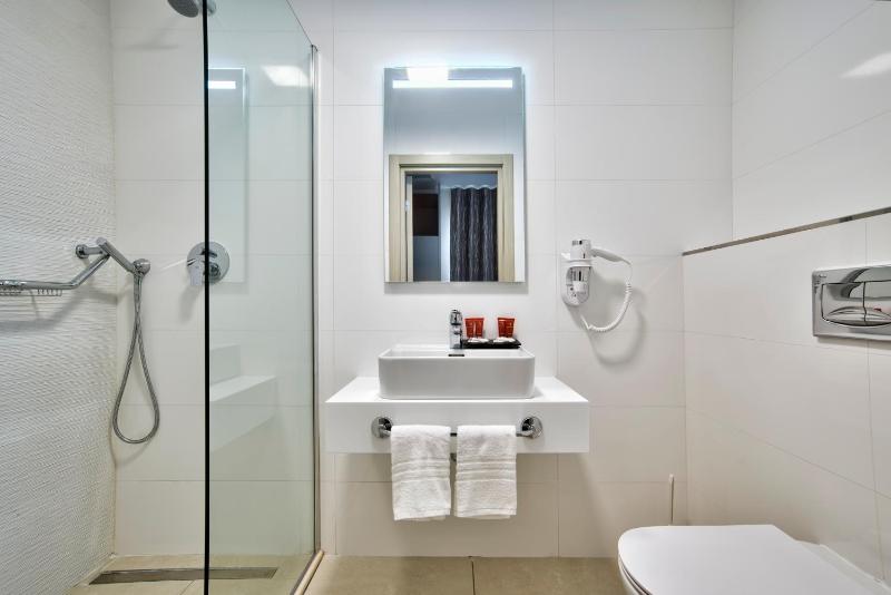 Standard Double or Twin Room image 4