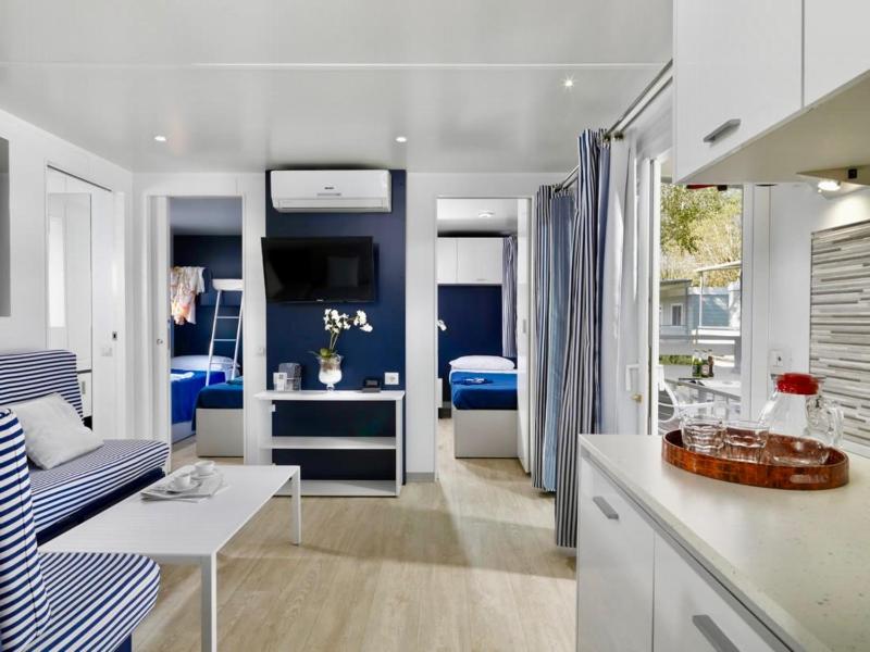 Premium Three-Bedroom Mobile Home - Pool Side image 3