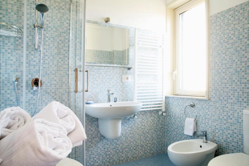 Large Double Room image 3