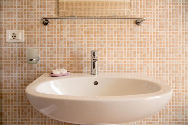 Deluxe Double Room with Extra Bed image 2