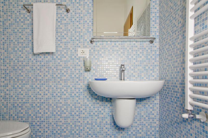 Deluxe Double Room with Extra Bed image 2