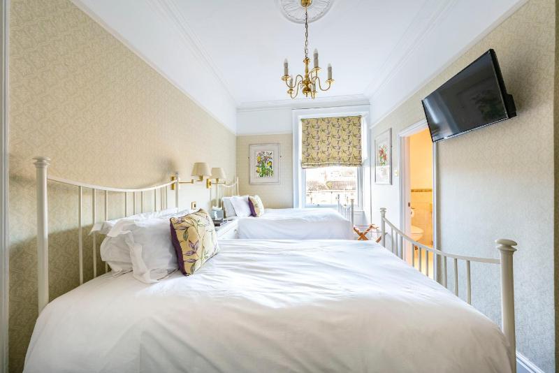 Twin Room image 3