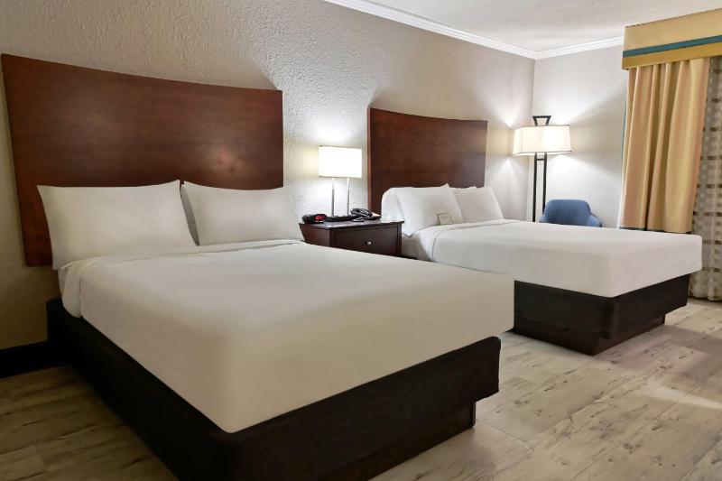 2 Double Beds Non-Smoking image 3