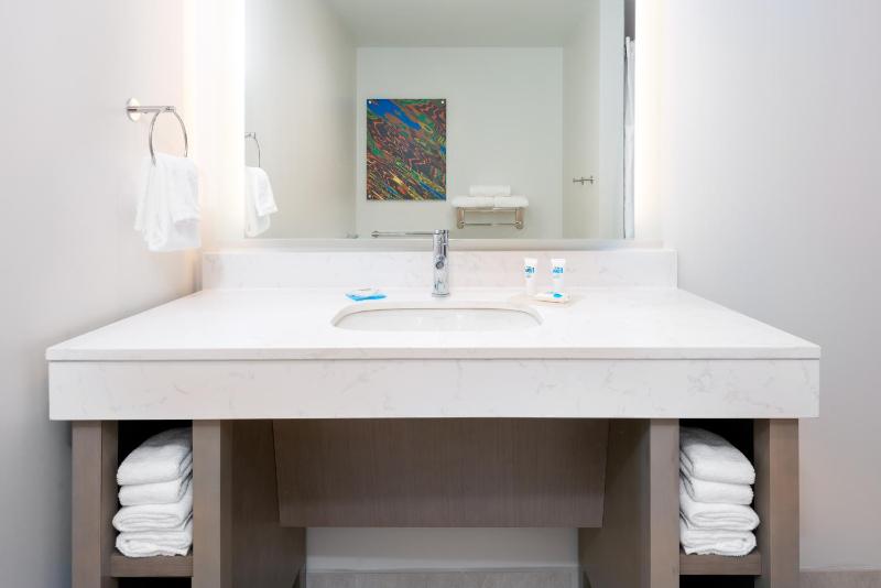 King Room with Accessible Tub image 2